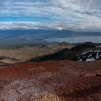 IMG_5711 Panorama 08/10/2019 - Un peu plus bas les couleurs des pierres volcaniques se révèlent au-dessus du lac Llanquihue. A panorama to show the contrasting colours of...